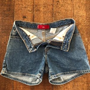 Levi’s Low-Rise dark wash jeans. Size 0. (Fits mid-low rise)